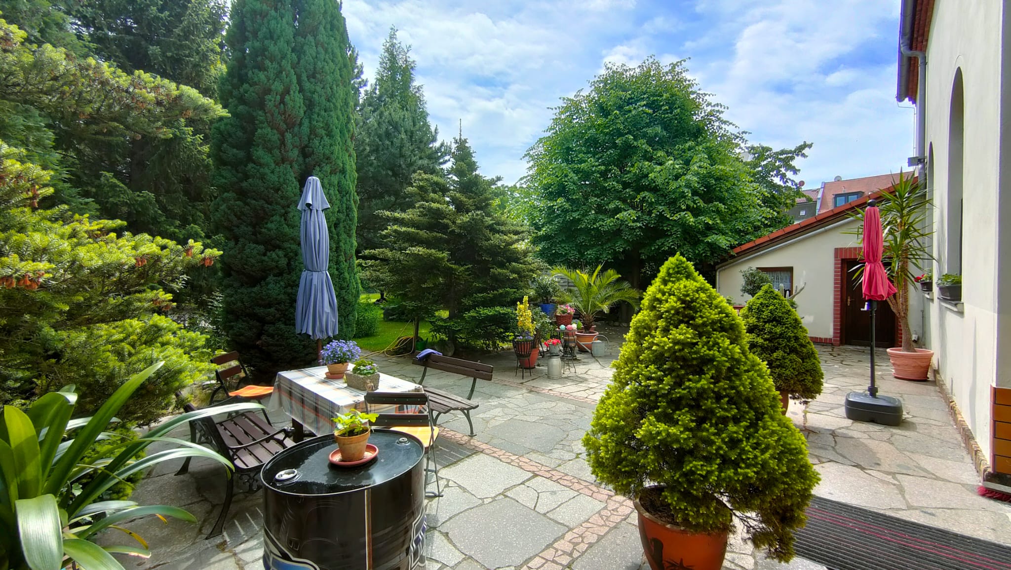 Sonnige Gartenterrasse des Sportstudios Schönefeld